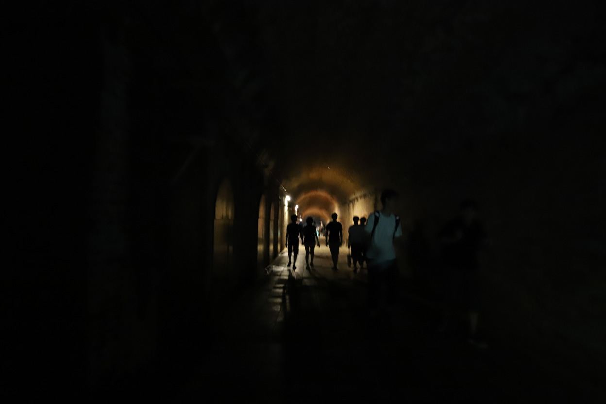 暗闇の愛のトンネル